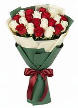 Букет Микс из красных и белых роз в Холодном