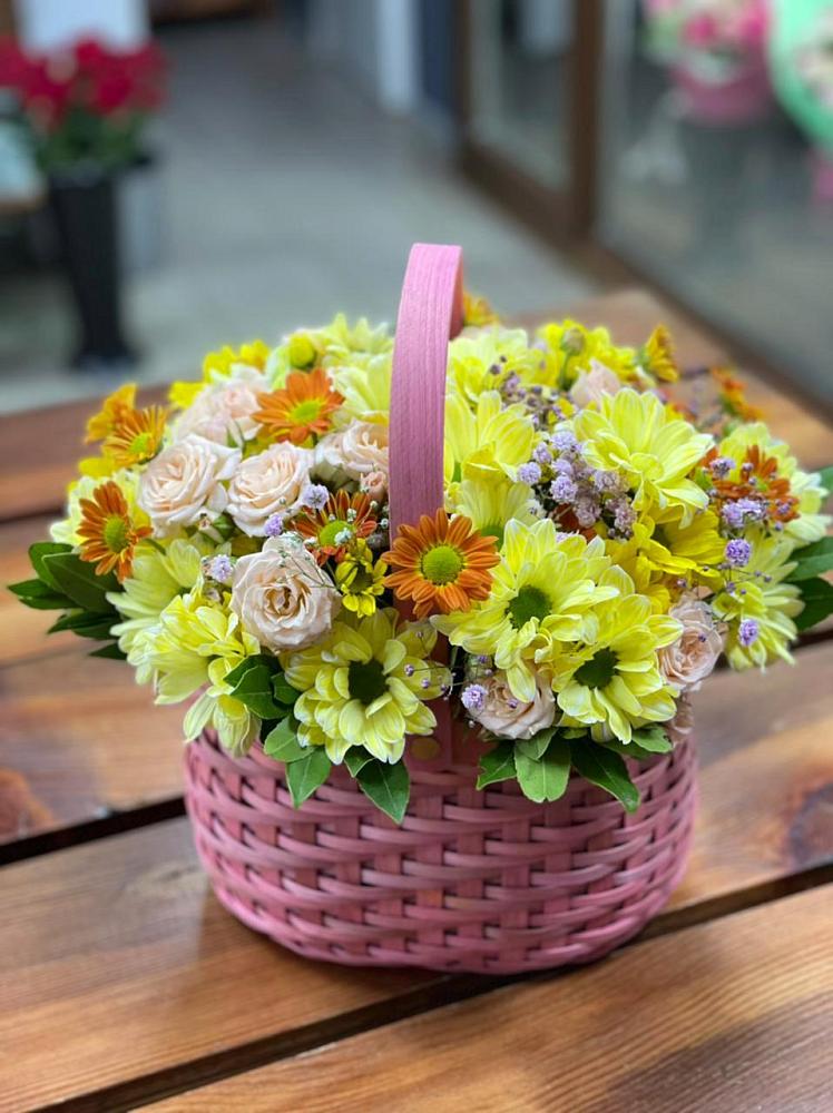 Цветочная композиция из Хризантемы и Розы в корзине в Холодном