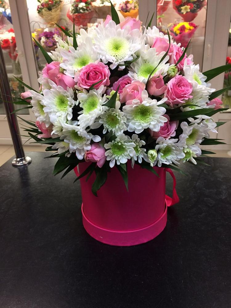 Цветочная композиция из Розы и Хризантемы в шляпной коробке в Холодном