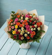 Букет Микс из разноцветных кустовых роз в Холодном